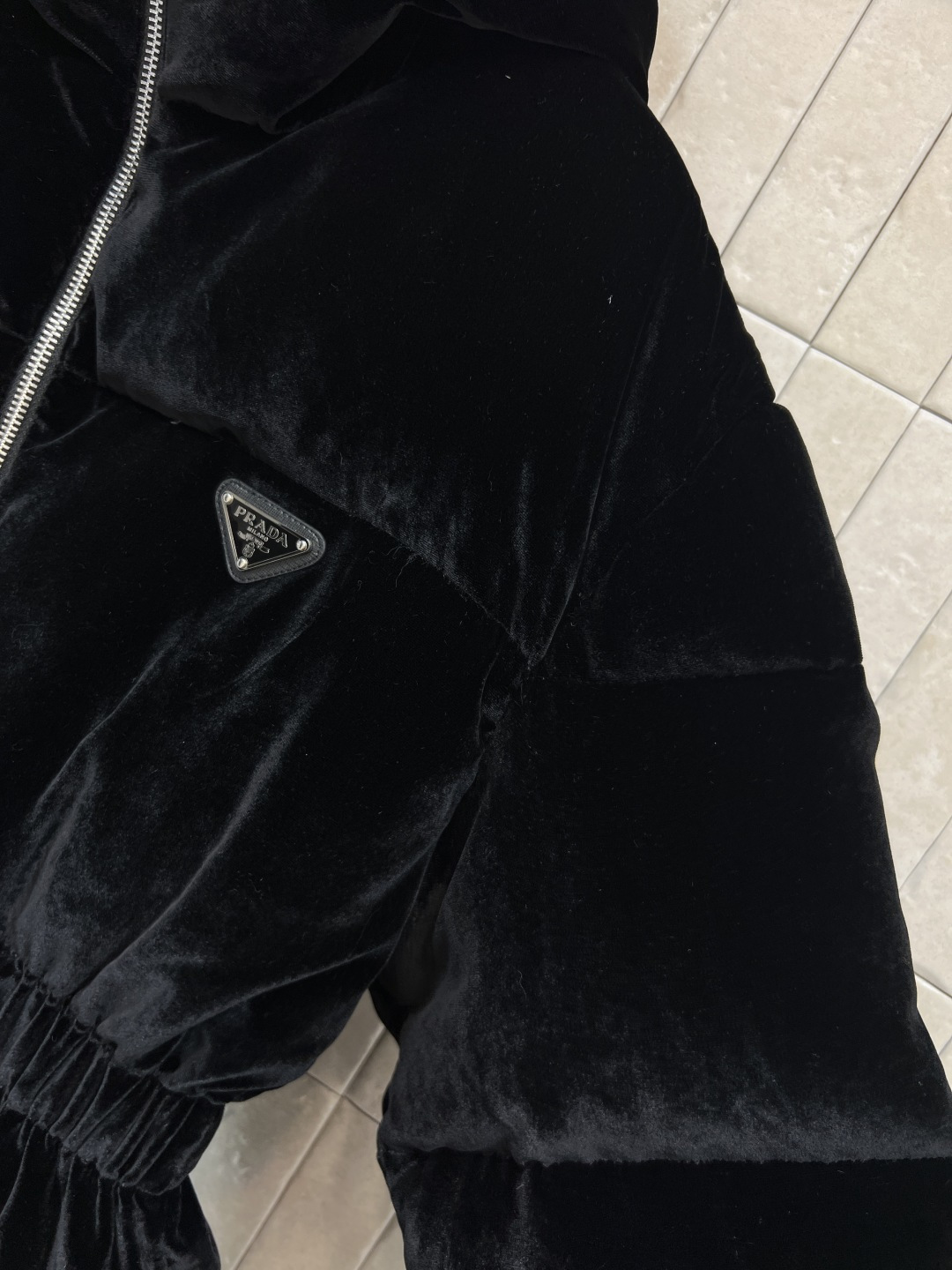 PD家 25秋冬新款 三角标丝绒连帽收腰羽绒服 质感高级又保暖 松紧收腰设计超显身材比例 冬天穿也不臃肿