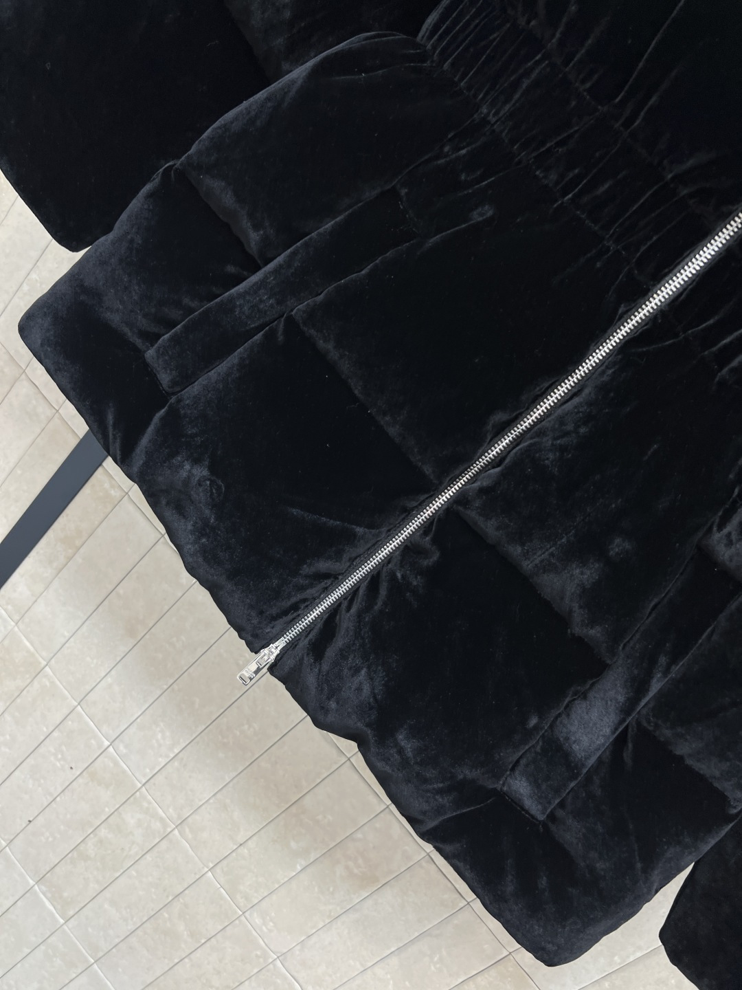 PD家 25秋冬新款 三角标丝绒连帽收腰羽绒服 质感高级又保暖 松紧收腰设计超显身材比例 冬天穿也不臃肿