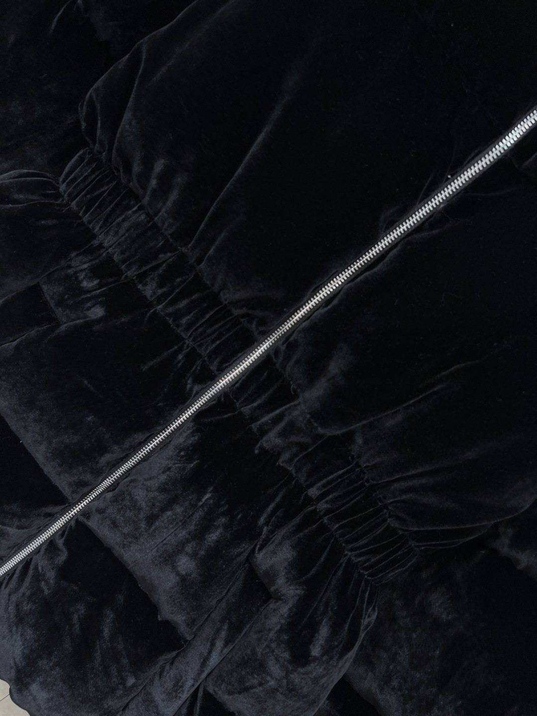 PD家 25秋冬新款 三角标丝绒连帽收腰羽绒服 质感高级又保暖 松紧收腰设计超显身材比例 冬天穿也不臃肿