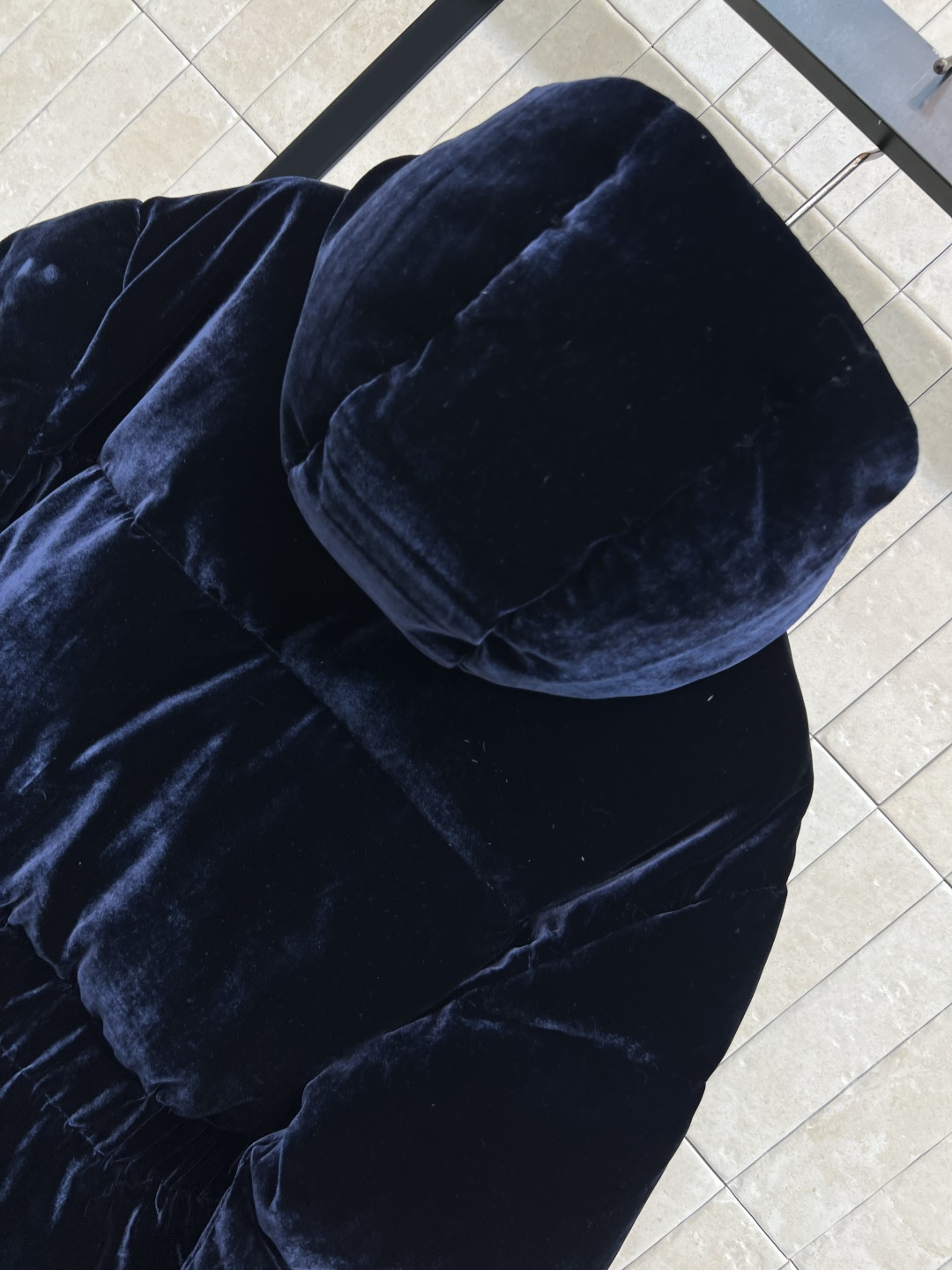 PD家 25秋冬新款 三角标丝绒连帽收腰羽绒服 质感高级又保暖 松紧收腰设计超显身材比例 冬天穿也不臃肿