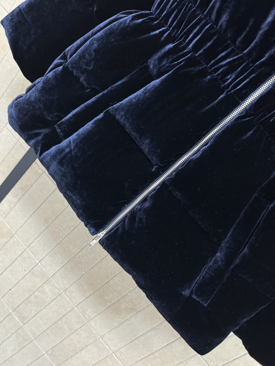 PD家 25秋冬新款 三角标丝绒连帽收腰羽绒服 质感高级又保暖 松紧收腰设计超显身材比例 冬天穿也不臃肿