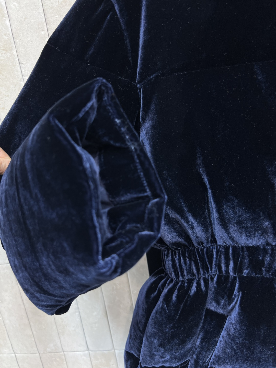 PD家 25秋冬新款 三角标丝绒连帽收腰羽绒服 质感高级又保暖 松紧收腰设计超显身材比例 冬天穿也不臃肿