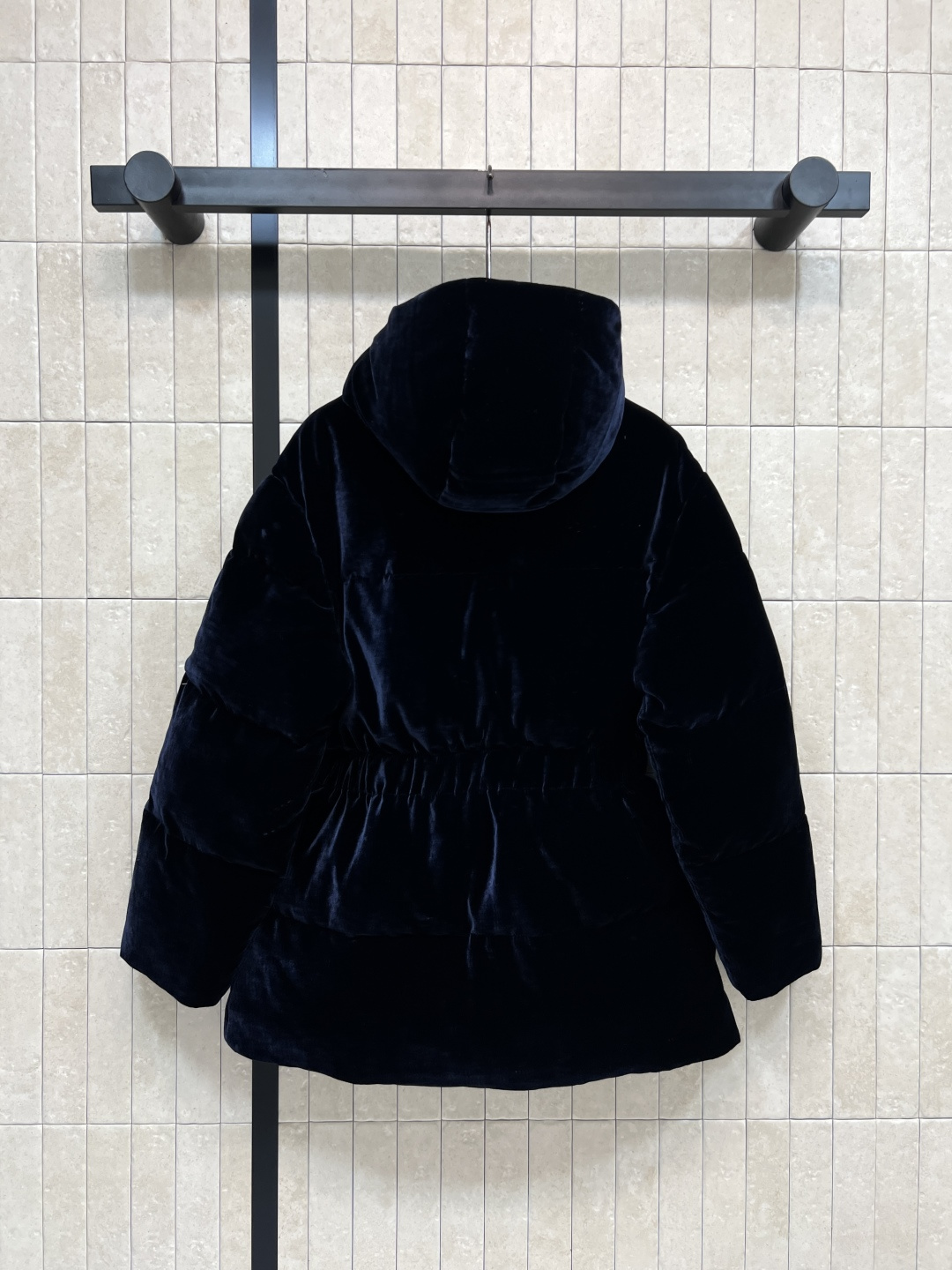 PD家 25秋冬新款 三角标丝绒连帽收腰羽绒服 质感高级又保暖 松紧收腰设计超显身材比例 冬天穿也不臃肿