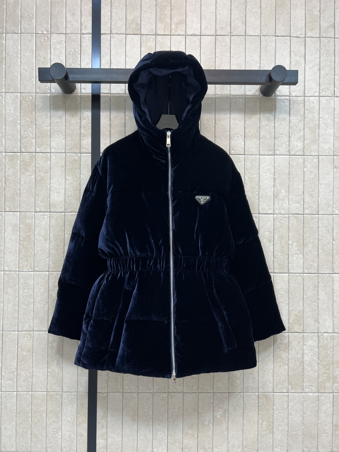 NO:576141,Equipped with dust bag PD Home 25 new autumn and winter style Triangular logo velvet hooded waist down jacket. The texture is high-end and warm. The elastic waist design shows off the body proportions. It is not bulky in winter!  Hood + double side zipper pockets, practical and fashionable, classic triangle logo embellishment, highlighting brand charm, velvet fabric feels delicate and comfortable, showing high quality, good for commuting and important occasions, two colors and three codes, Size/S-M-L, dior, down jacket, hats, alexander wang19860909配防尘袋PD家 25秋冬新款 三角标丝绒连帽收腰羽绒服 质感高级又保暖 松紧收腰设计超显身材比例 冬天穿也不臃肿！连帽+双侧拉链口袋 实用又时髦 经典三角标点缀 彰显品牌魅力 丝绒面料手感细腻舒适 尽显高级 通勤重要场合都很不错 两色三码Size/S-M-L,,dior,down jacket,hats,alexander wang,Women's clothing