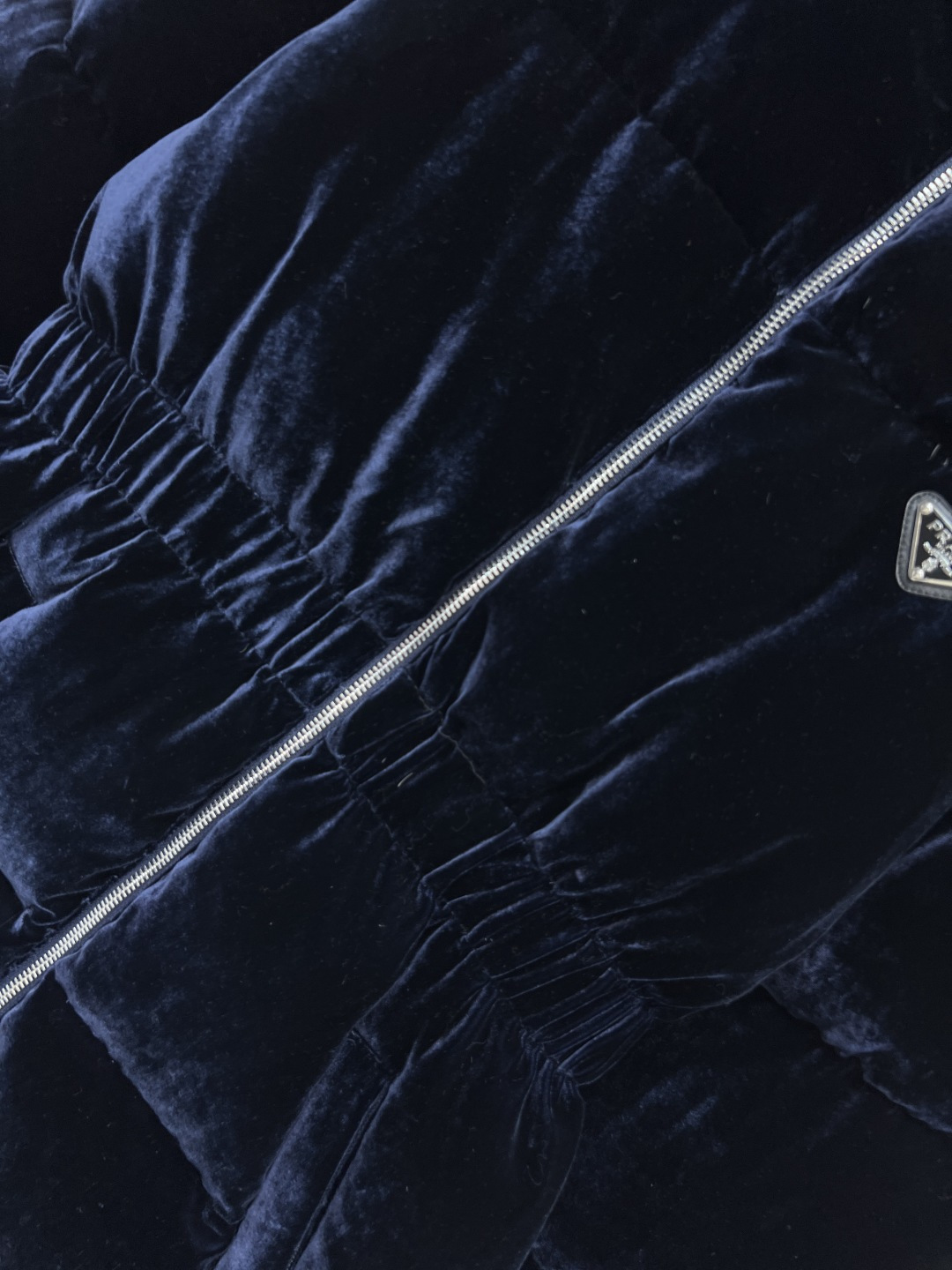 PD家 25秋冬新款 三角标丝绒连帽收腰羽绒服 质感高级又保暖 松紧收腰设计超显身材比例 冬天穿也不臃肿