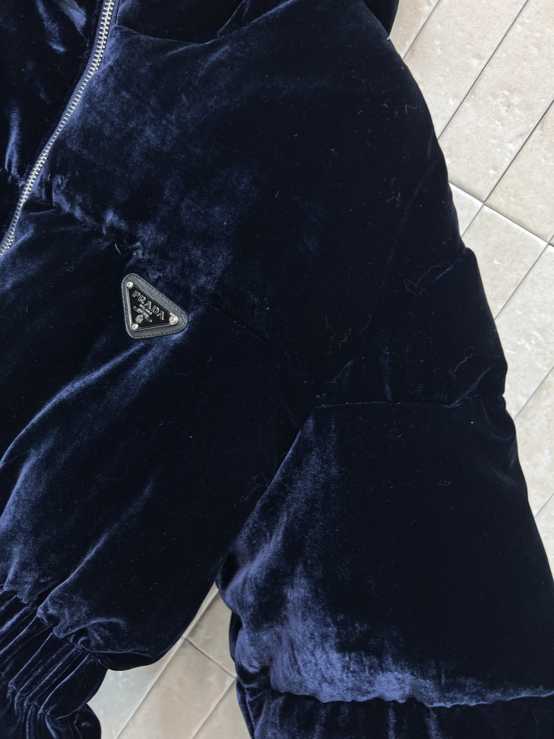 PD家 25秋冬新款 三角标丝绒连帽收腰羽绒服 质感高级又保暖 松紧收腰设计超显身材比例 冬天穿也不臃肿