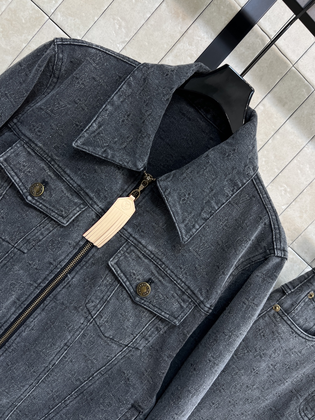 L家 25秋冬新款 老花牛仔休闲套装 翻领夹克外套+高腰阔腿裤进口牛仔棉布高密制造 进口机提花工艺 复古