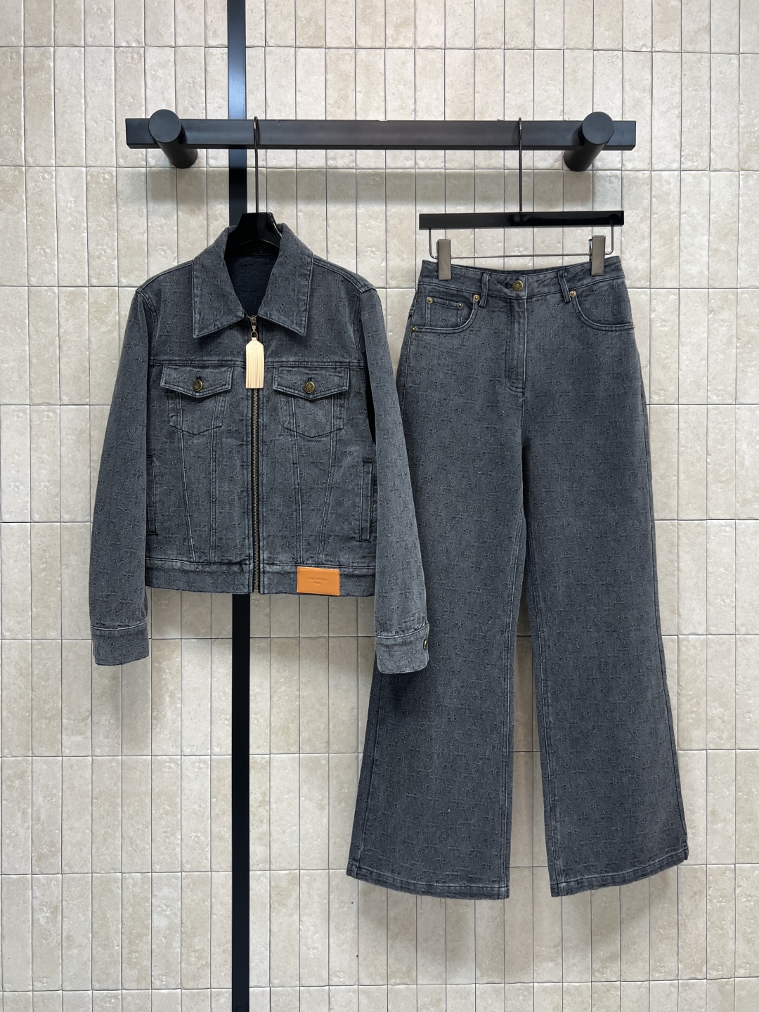 L家 25秋冬新款 老花牛仔休闲套装 翻领夹克外套+高腰阔腿裤进口牛仔棉布高密制造 进口机提花工艺 复古