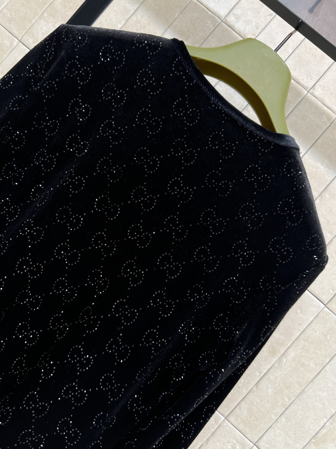 G家 25秋冬新款 双G烫钻丝绒长袖连衣裙 黑色丝绒+双G烫钻点缀 低调中带点闪耀 面料细腻如夜空星河 