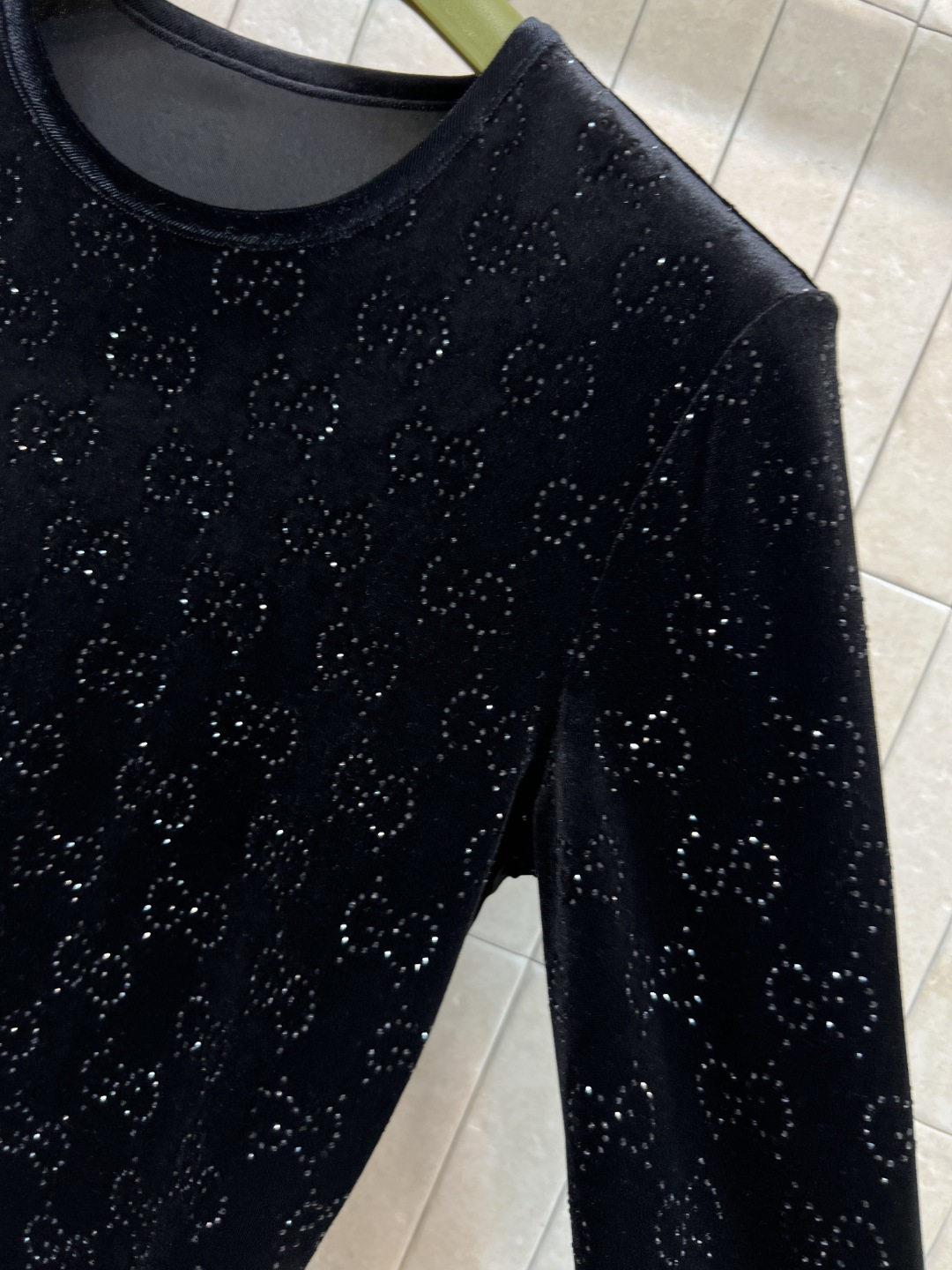 G家 25秋冬新款 双G烫钻丝绒长袖连衣裙 黑色丝绒+双G烫钻点缀 低调中带点闪耀 面料细腻如夜空星河 