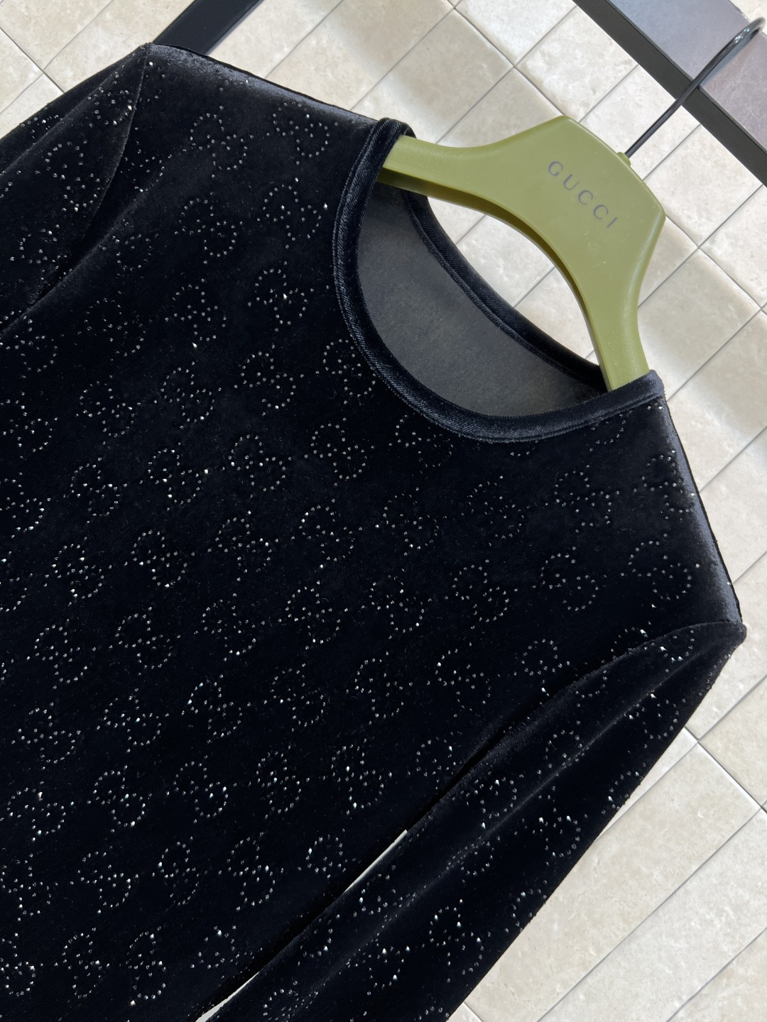 G家 25秋冬新款 双G烫钻丝绒长袖连衣裙 黑色丝绒+双G烫钻点缀 低调中带点闪耀 面料细腻如夜空星河 