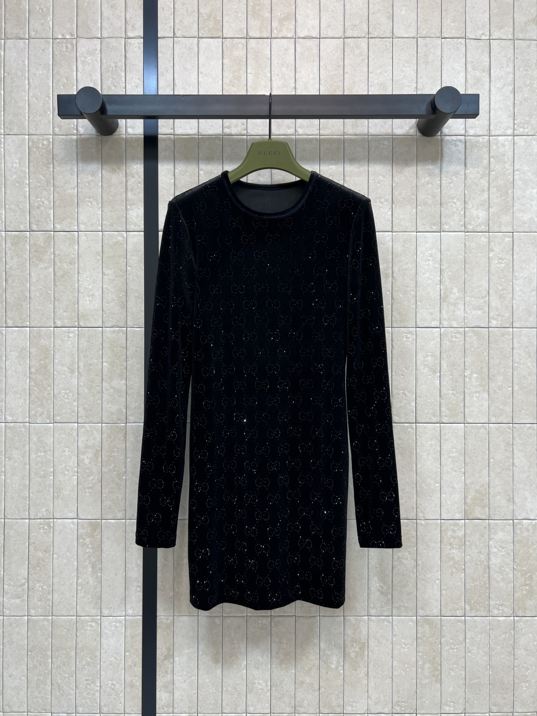 G家 25秋冬新款 双G烫钻丝绒长袖连衣裙 黑色丝绒+双G烫钻点缀 低调中带点闪耀 面料细腻如夜空星河 