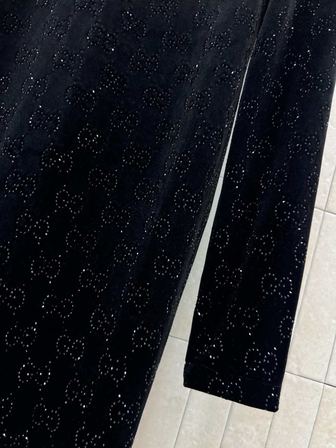 G家 25秋冬新款 双G烫钻丝绒长袖连衣裙 黑色丝绒+双G烫钻点缀 低调中带点闪耀 面料细腻如夜空星河 