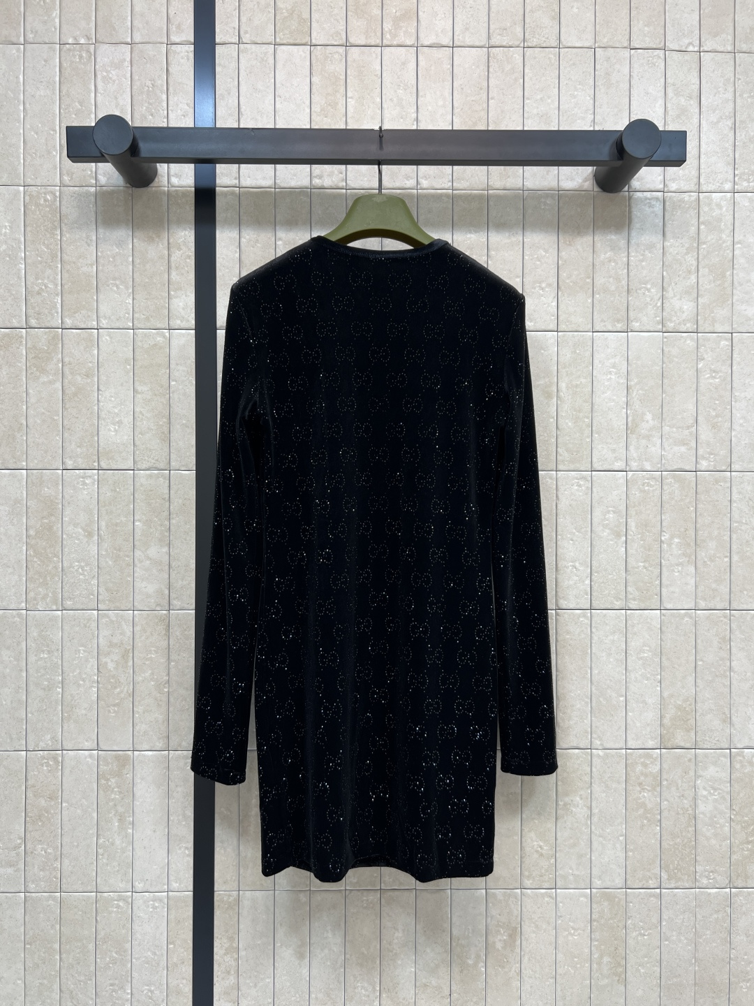 G家 25秋冬新款 双G烫钻丝绒长袖连衣裙 黑色丝绒+双G烫钻点缀 低调中带点闪耀 面料细腻如夜空星河 