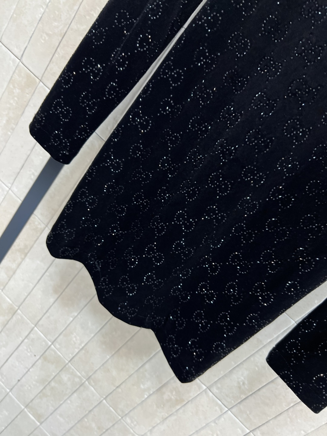 G家 25秋冬新款 双G烫钻丝绒长袖连衣裙 黑色丝绒+双G烫钻点缀 低调中带点闪耀 面料细腻如夜空星河 