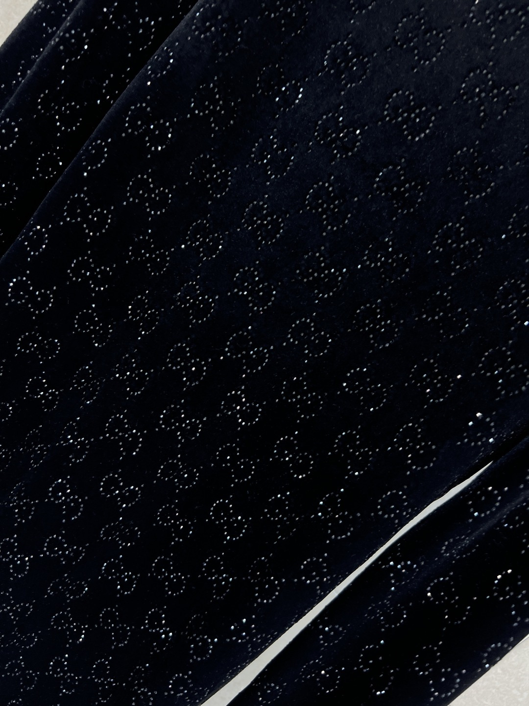 G家 25秋冬新款 双G烫钻丝绒长袖连衣裙 黑色丝绒+双G烫钻点缀 低调中带点闪耀 面料细腻如夜空星河 