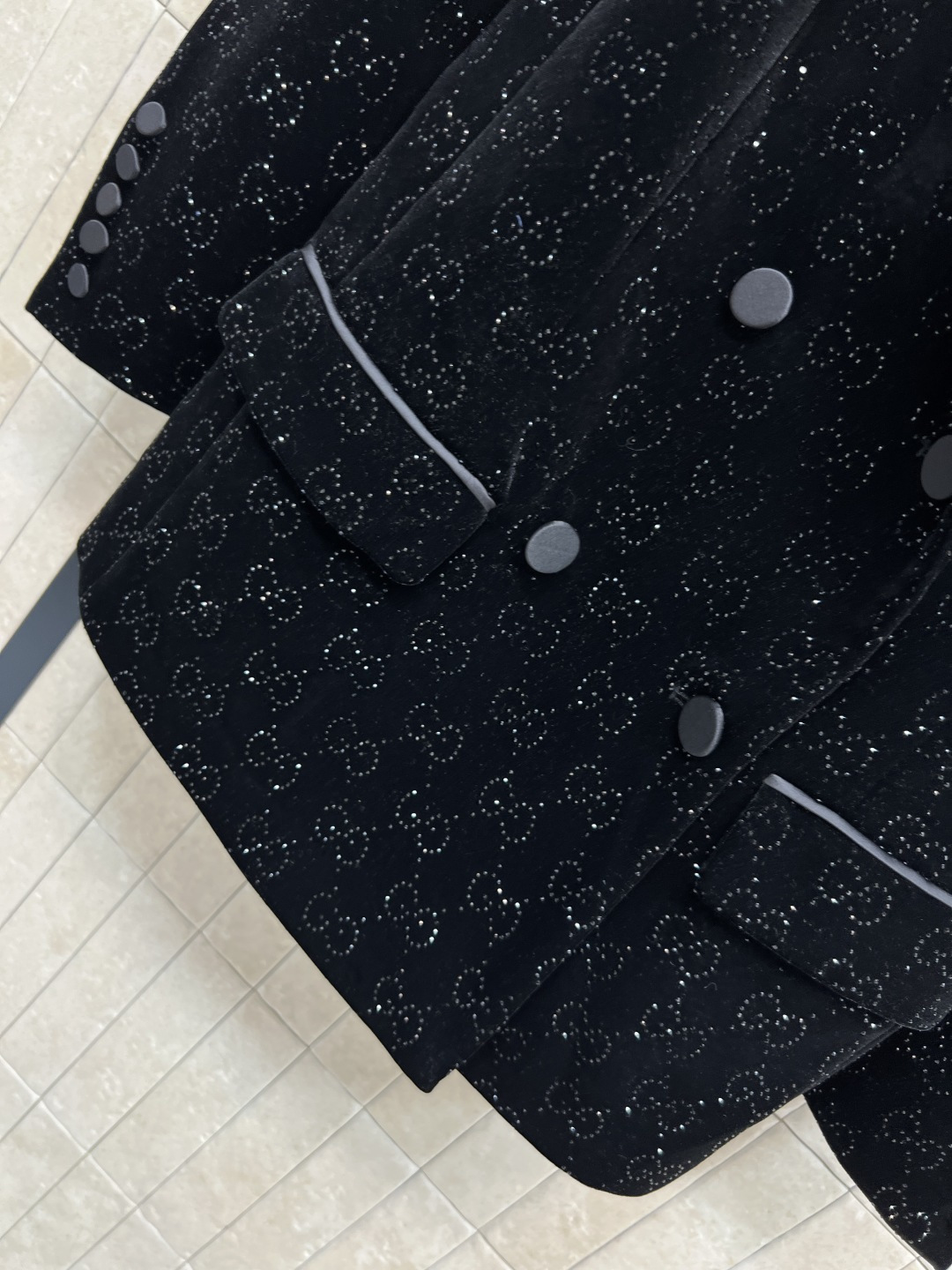 G家 25秋冬新款 双G烫钻丝绒西装外套 黑色丝绒+双G烫钻点缀 质感超高级！戗驳领+双排扣 线条利落 