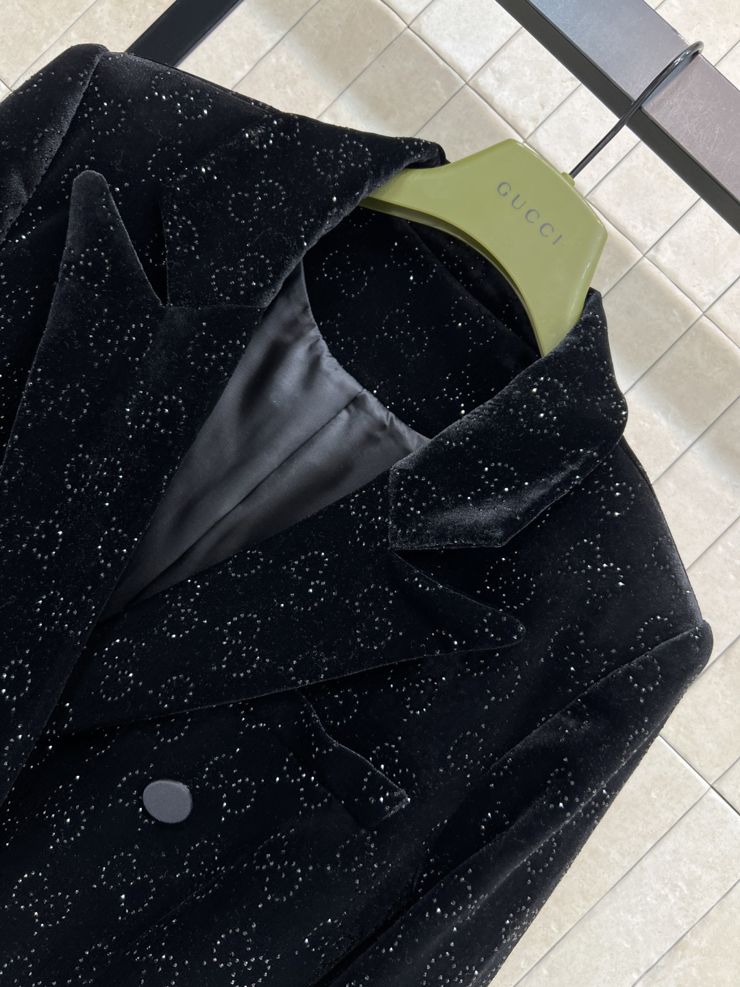 G家 25秋冬新款 双G烫钻丝绒西装外套 黑色丝绒+双G烫钻点缀 质感超高级！戗驳领+双排扣 线条利落 