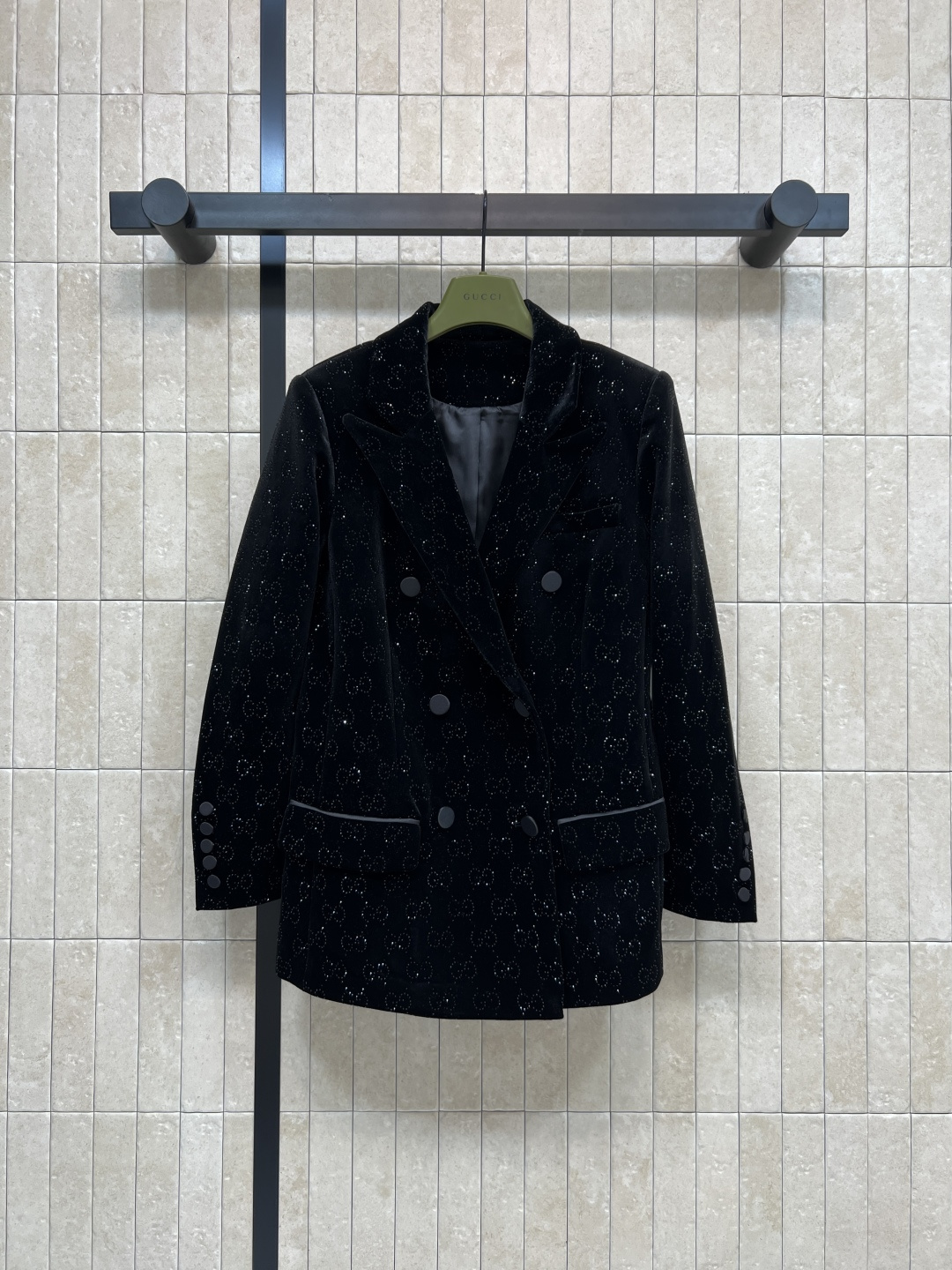 G家 25秋冬新款 双G烫钻丝绒西装外套 黑色丝绒+双G烫钻点缀 质感超高级！戗驳领+双排扣 线条利落 