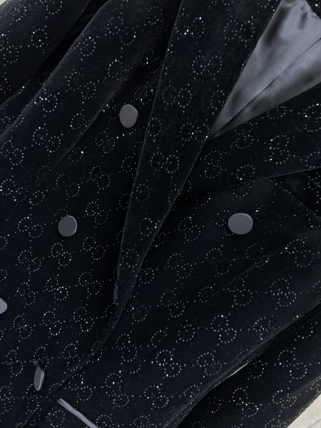 G家 25秋冬新款 双G烫钻丝绒西装外套 黑色丝绒+双G烫钻点缀 质感超高级！戗驳领+双排扣 线条利落 