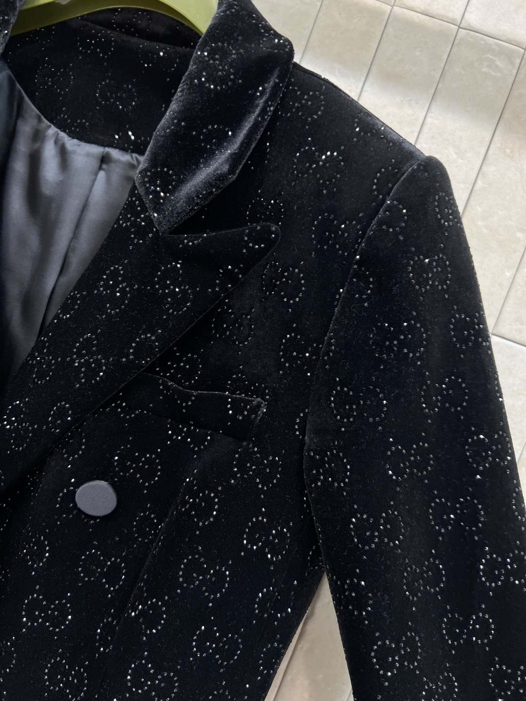 G家 25秋冬新款 双G烫钻丝绒西装外套 黑色丝绒+双G烫钻点缀 质感超高级！戗驳领+双排扣 线条利落 