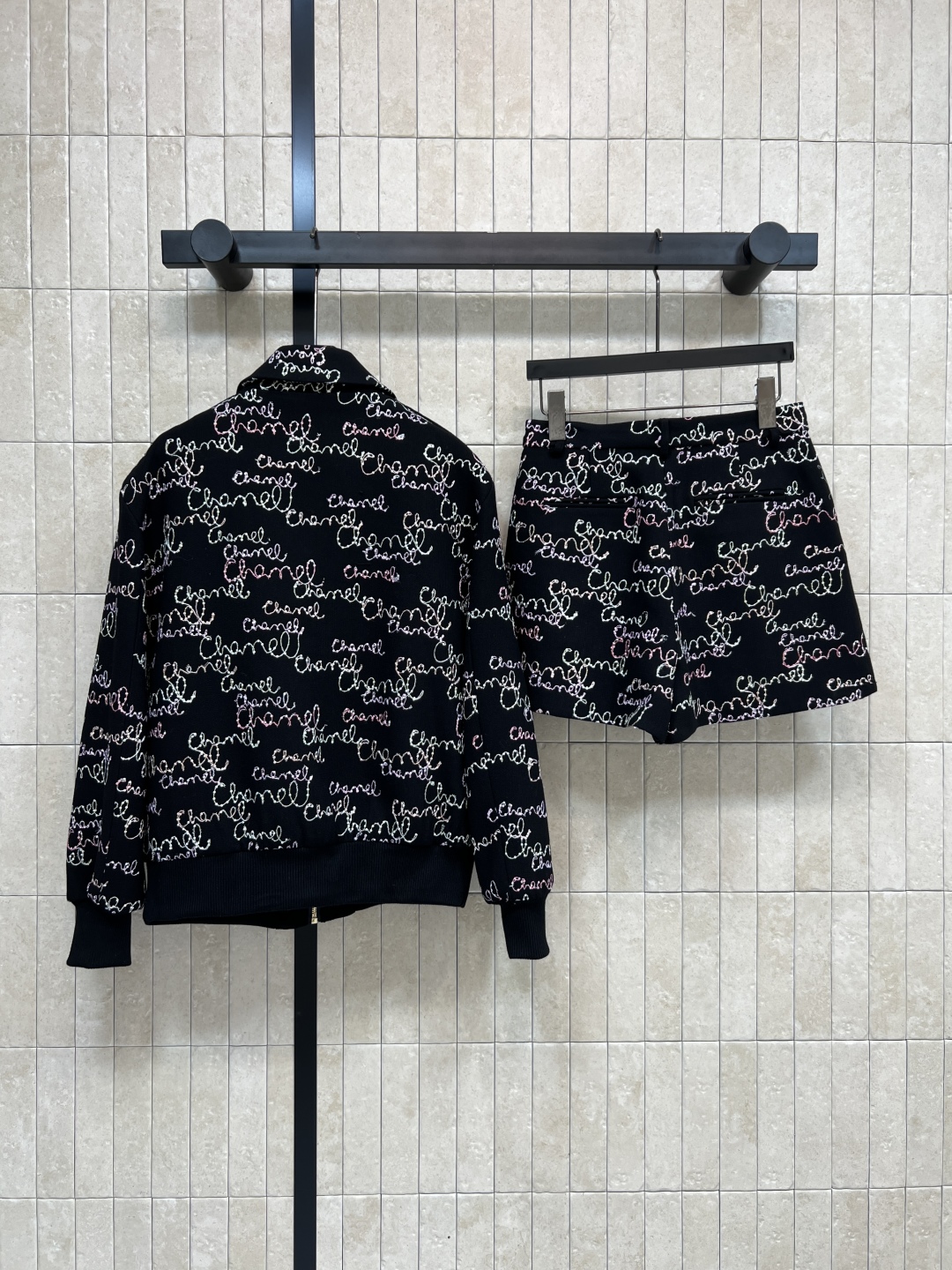 小香家 25秋冬新款 黑色亮片签名外套+高腰短裤套装 经典黑色+手写体刺绣 细节超精致 一套上身优雅有魅