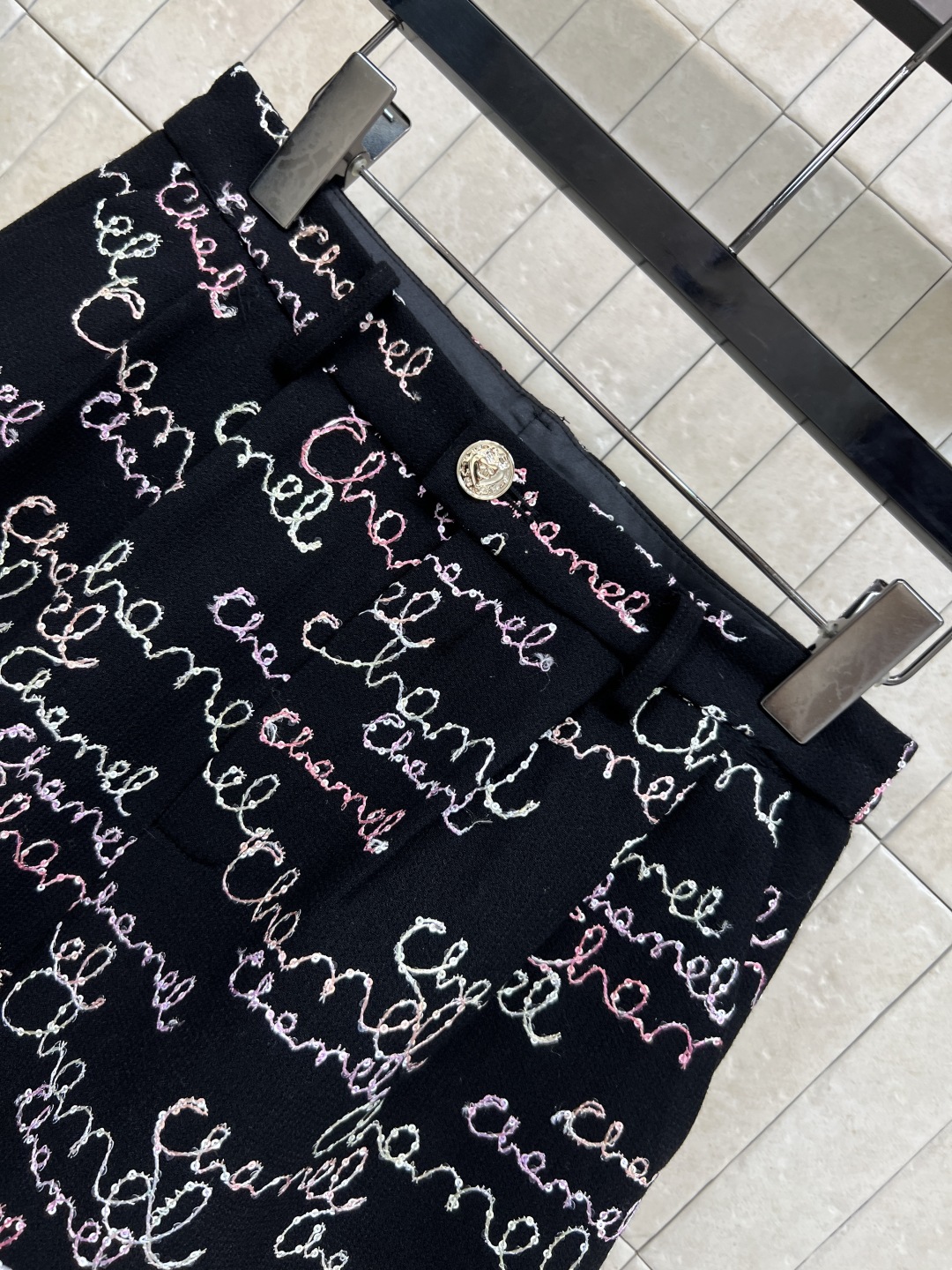 小香家 25秋冬新款 黑色亮片签名外套+高腰短裤套装 经典黑色+手写体刺绣 细节超精致 一套上身优雅有魅