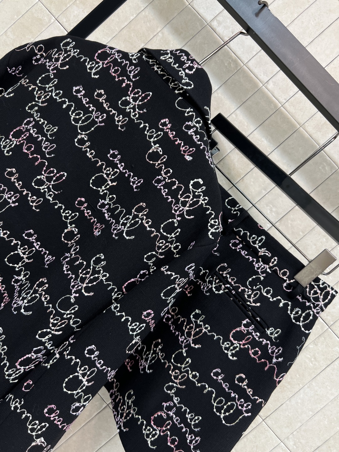 小香家 25秋冬新款 黑色亮片签名外套+高腰短裤套装 经典黑色+手写体刺绣 细节超精致 一套上身优雅有魅