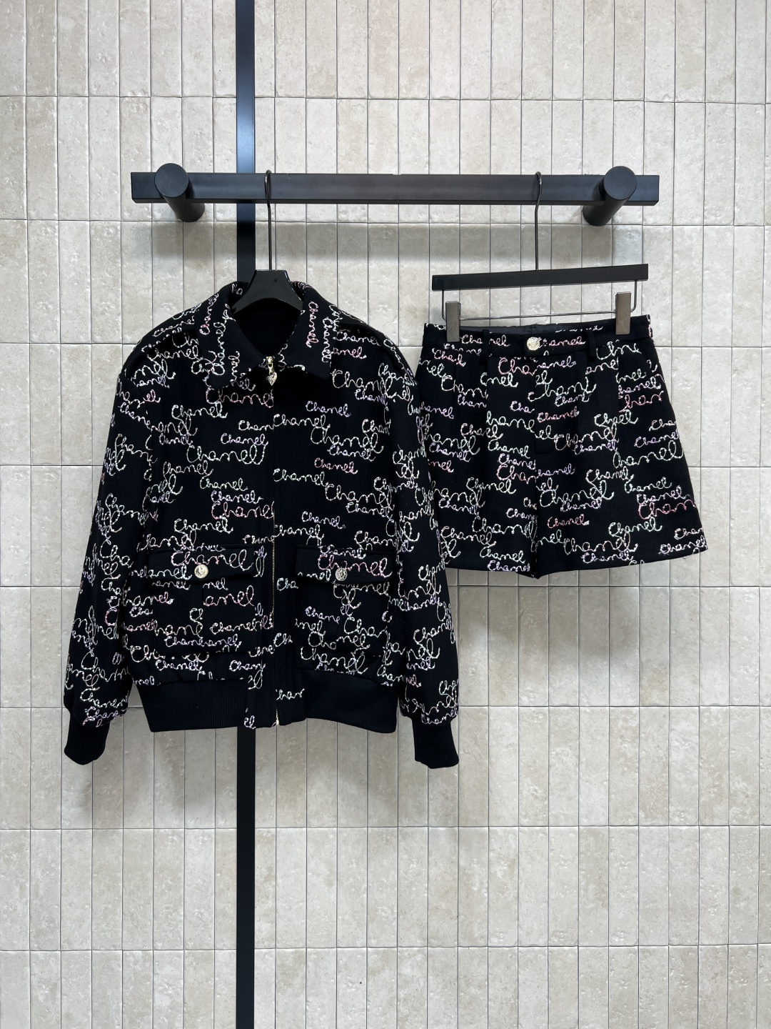 小香家 25秋冬新款 黑色亮片签名外套+高腰短裤套装 经典黑色+手写体刺绣 细节超精致 一套上身优雅有魅