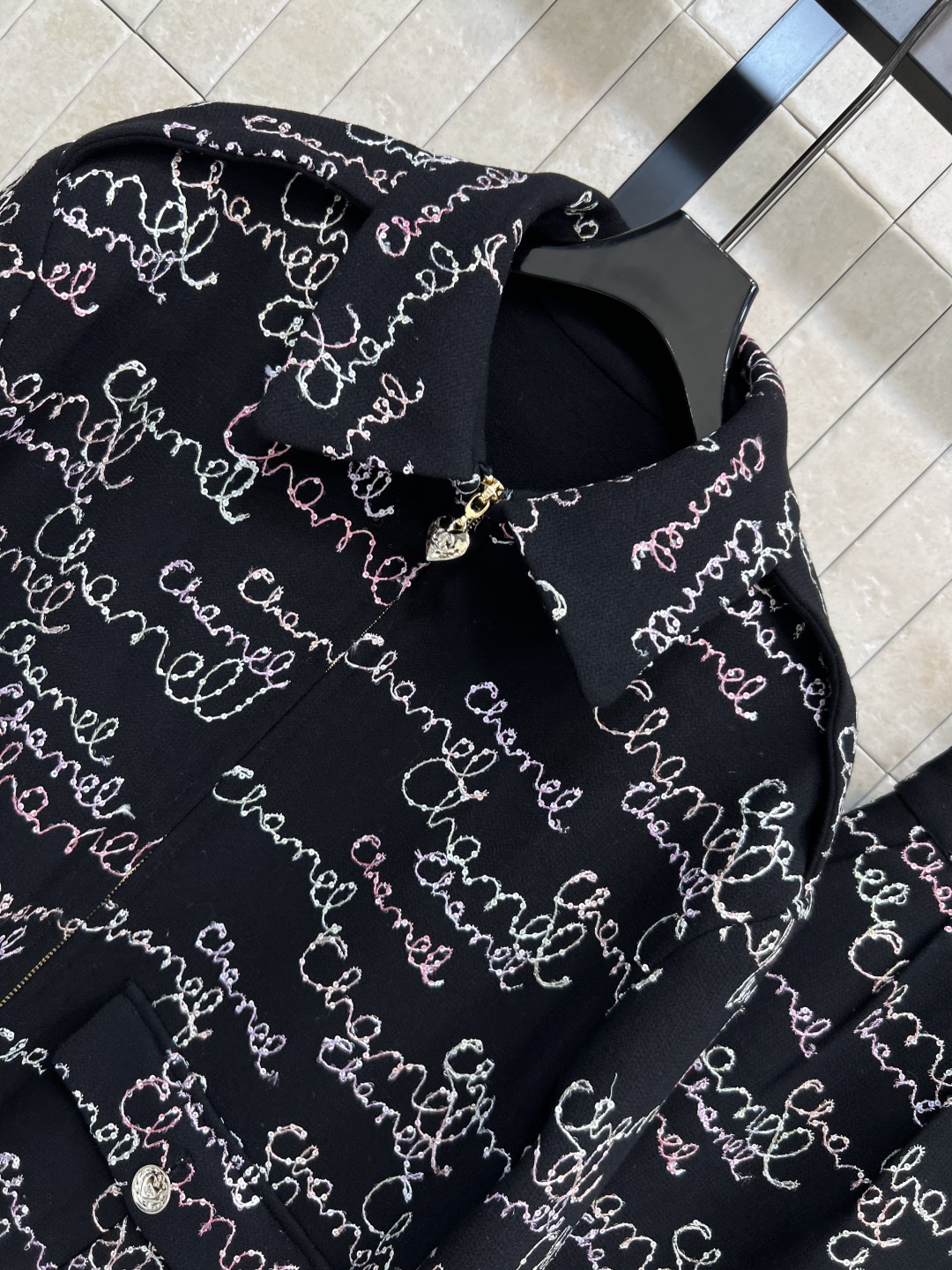 小香家 25秋冬新款 黑色亮片签名外套+高腰短裤套装 经典黑色+手写体刺绣 细节超精致 一套上身优雅有魅