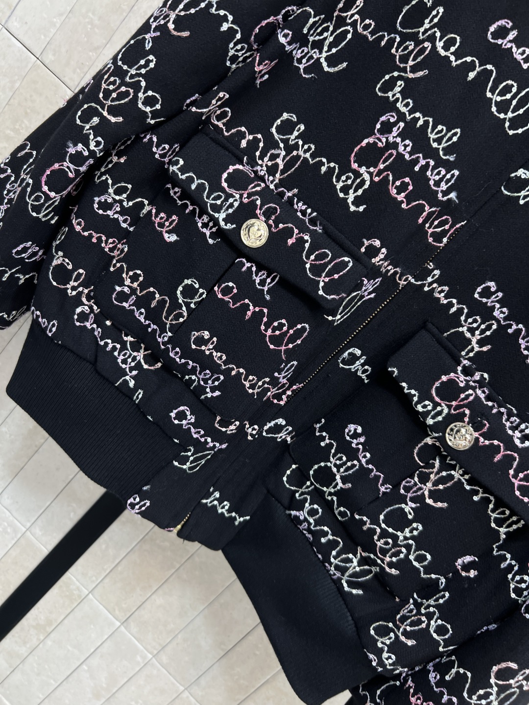 小香家 25秋冬新款 黑色亮片签名外套+高腰短裤套装 经典黑色+手写体刺绣 细节超精致 一套上身优雅有魅