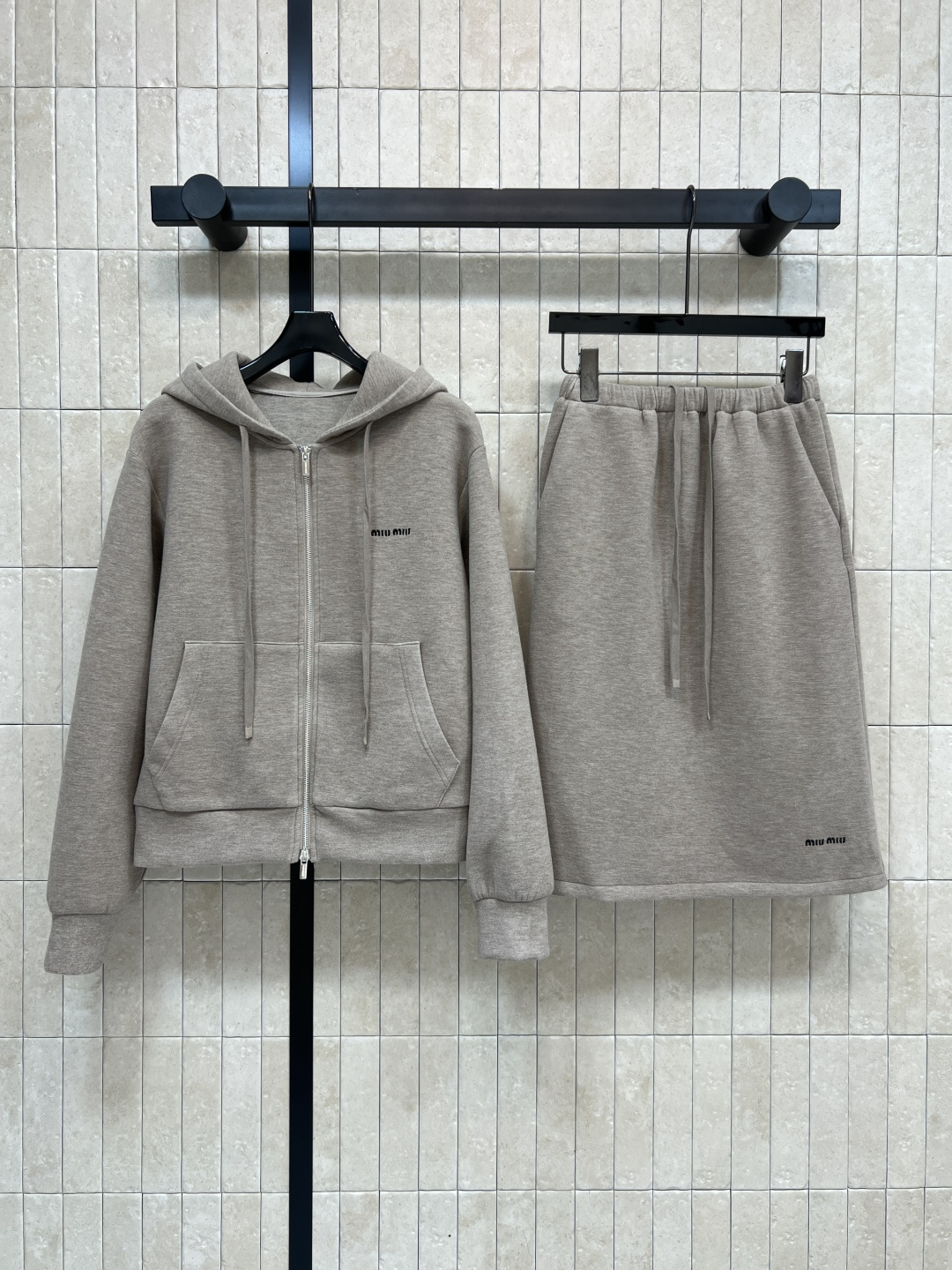 MIU家 25秋冬新款 连帽拉链卫衣+半身裙套装 采用柔软空气层面料 穿着舒适又易打理 连帽开衫卫衣+抽