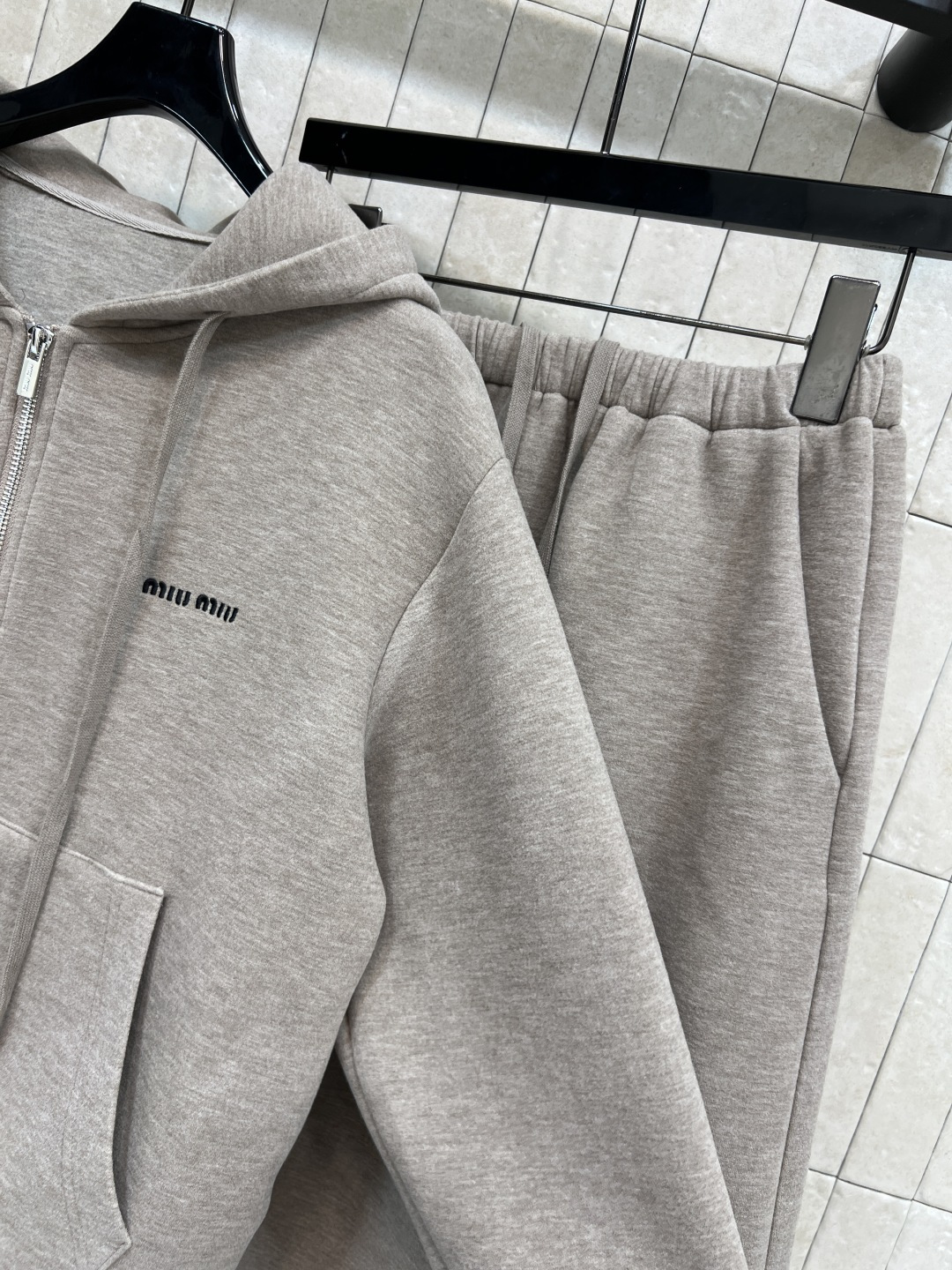 MIU家 25秋冬新款 连帽拉链卫衣+半身裙套装 采用柔软空气层面料 穿着舒适又易打理 连帽开衫卫衣+抽