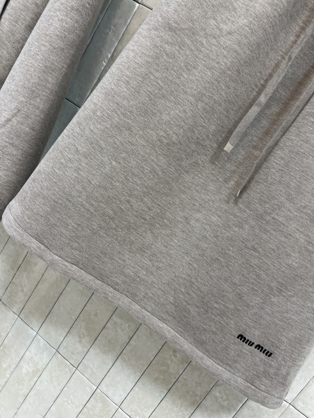 MIU家 25秋冬新款 连帽拉链卫衣+半身裙套装 采用柔软空气层面料 穿着舒适又易打理 连帽开衫卫衣+抽