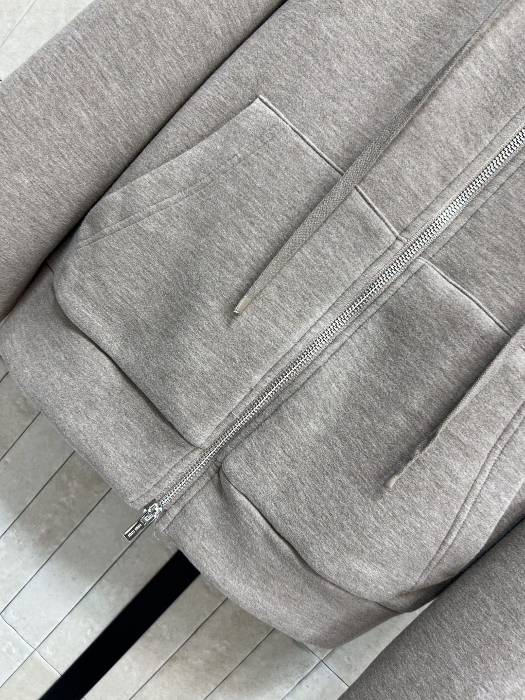 MIU家 25秋冬新款 连帽拉链卫衣+半身裙套装 采用柔软空气层面料 穿着舒适又易打理 连帽开衫卫衣+抽