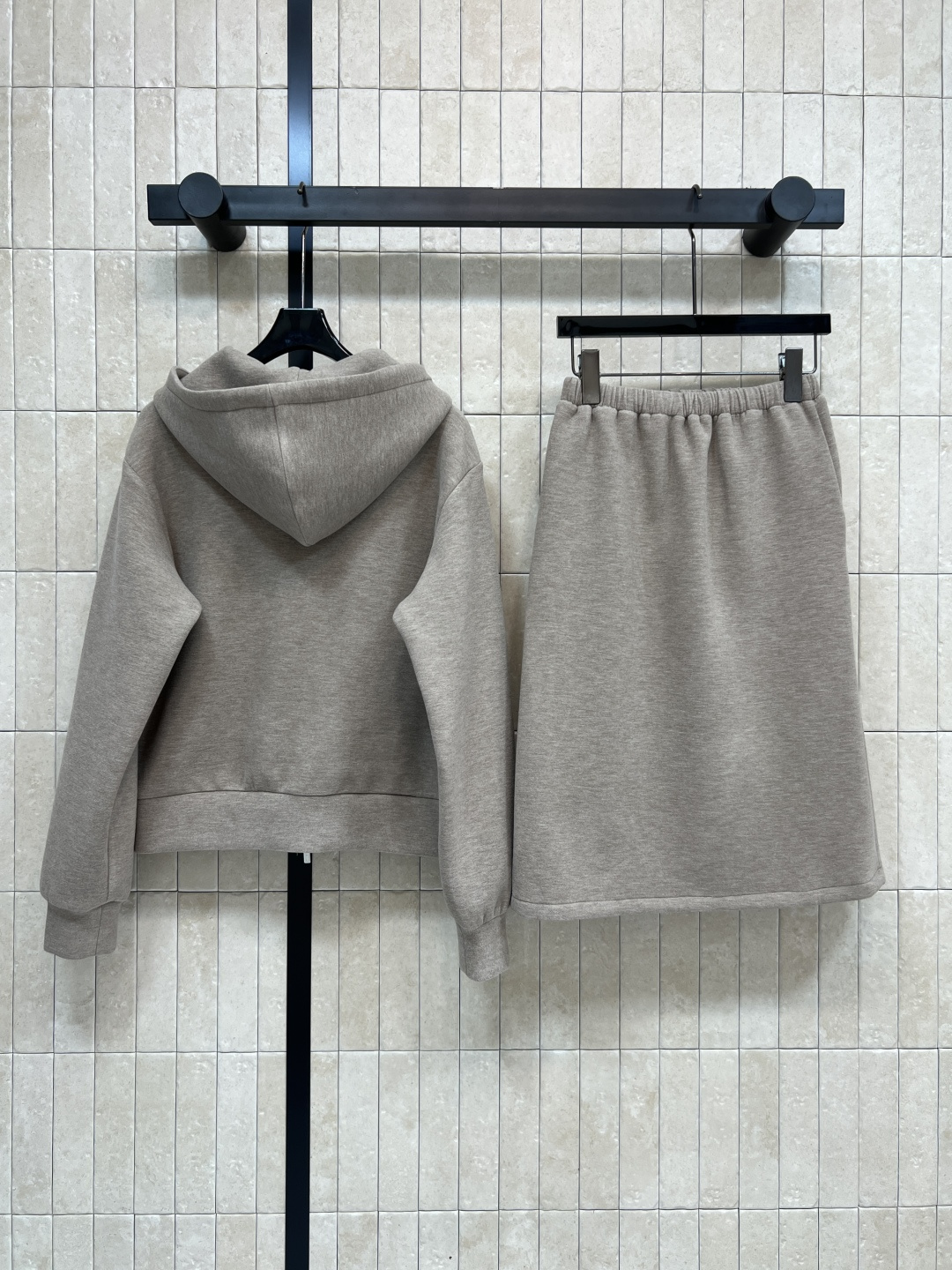 MIU家 25秋冬新款 连帽拉链卫衣+半身裙套装 采用柔软空气层面料 穿着舒适又易打理 连帽开衫卫衣+抽