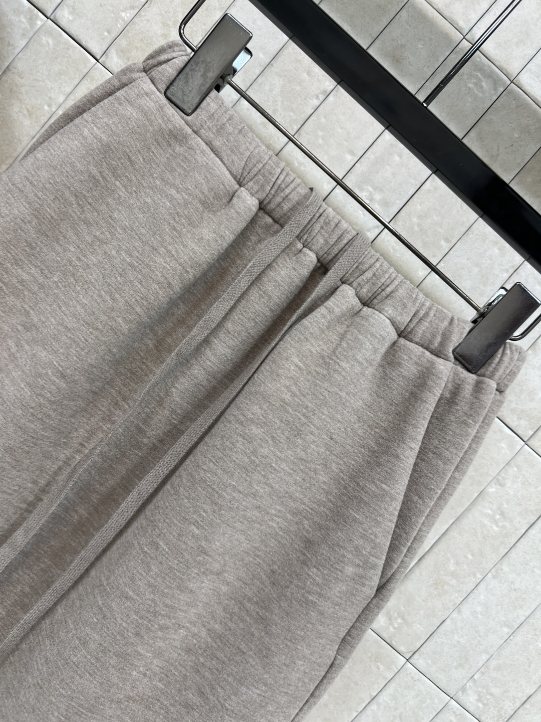 MIU家 25秋冬新款 连帽拉链卫衣+半身裙套装 采用柔软空气层面料 穿着舒适又易打理 连帽开衫卫衣+抽