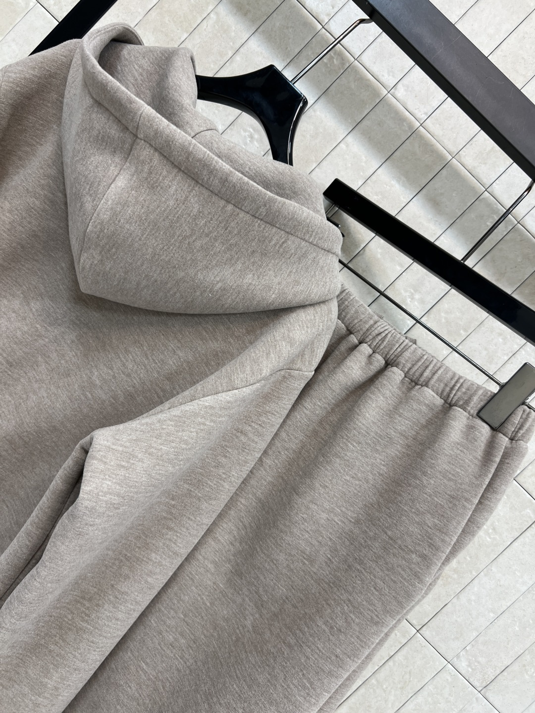 MIU家 25秋冬新款 连帽拉链卫衣+半身裙套装 采用柔软空气层面料 穿着舒适又易打理 连帽开衫卫衣+抽