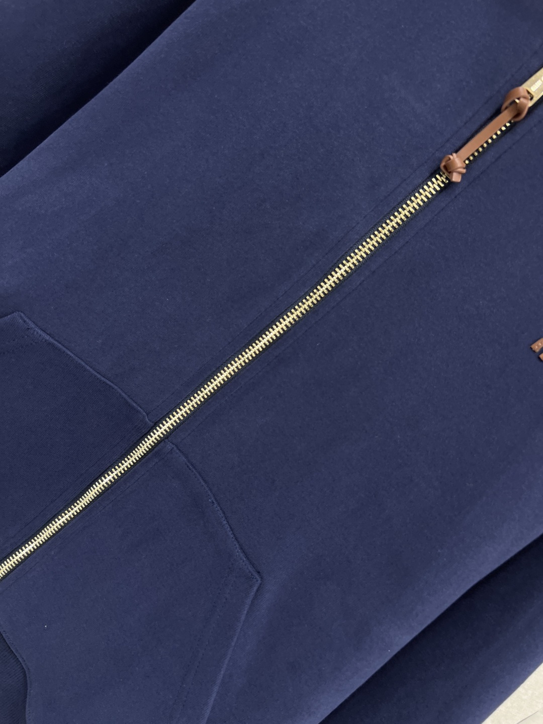 MIu家 25秋冬新款 深蓝连帽卫衣外套 宽松版型百搭不挑人 彰显减龄青春活力气息 金色Logo双向拉链