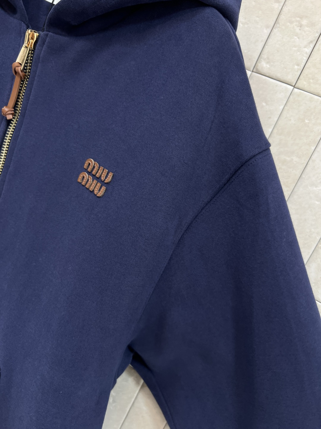 MIu家 25秋冬新款 深蓝连帽卫衣外套 宽松版型百搭不挑人 彰显减龄青春活力气息 金色Logo双向拉链