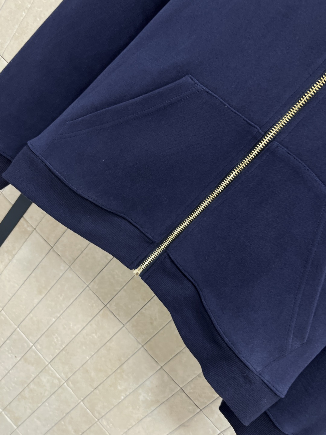 MIu家 25秋冬新款 深蓝连帽卫衣外套 宽松版型百搭不挑人 彰显减龄青春活力气息 金色Logo双向拉链