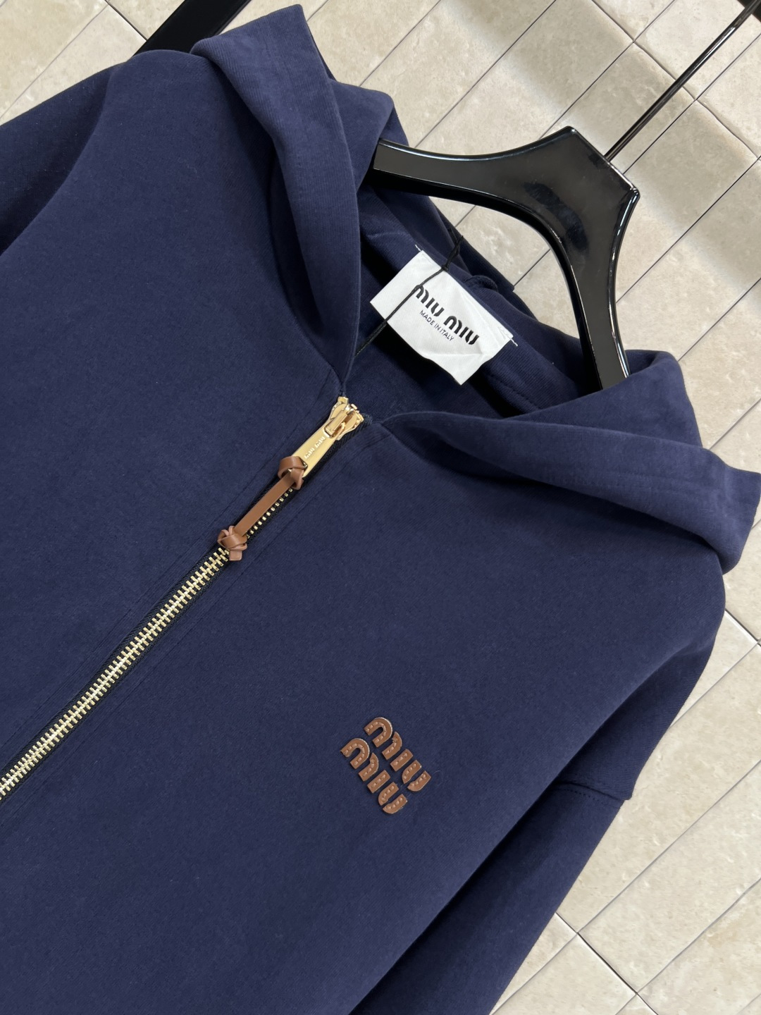 MIu家 25秋冬新款 深蓝连帽卫衣外套 宽松版型百搭不挑人 彰显减龄青春活力气息 金色Logo双向拉链