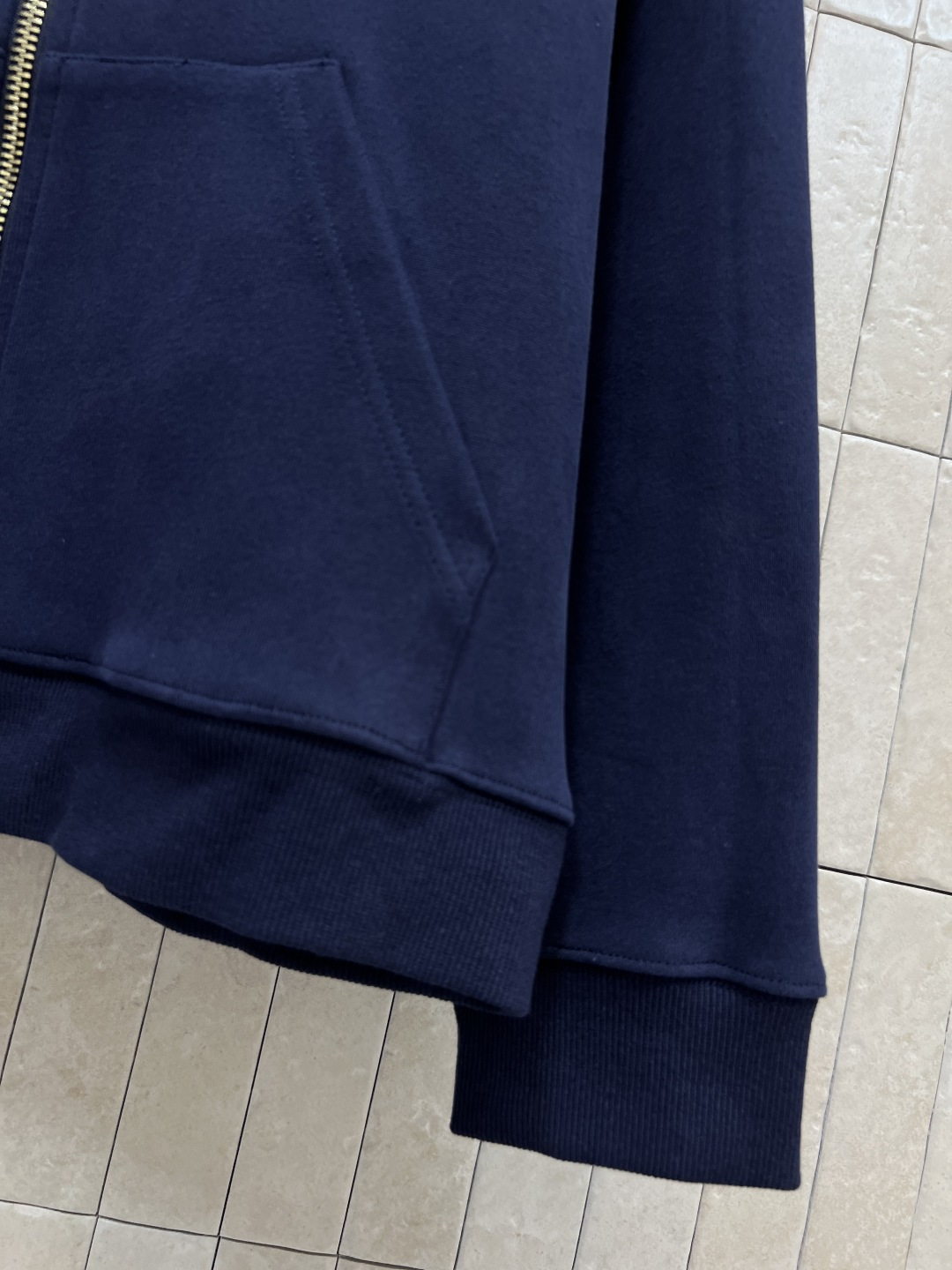 MIu家 25秋冬新款 深蓝连帽卫衣外套 宽松版型百搭不挑人 彰显减龄青春活力气息 金色Logo双向拉链