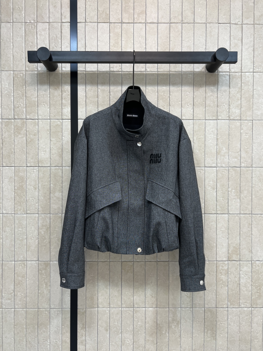 MIu家 25秋冬新款 立领短款夹克 下摆褶皱设计感满满，时尚度UP！左胸有品牌刺绣 细节精致 辦识度高