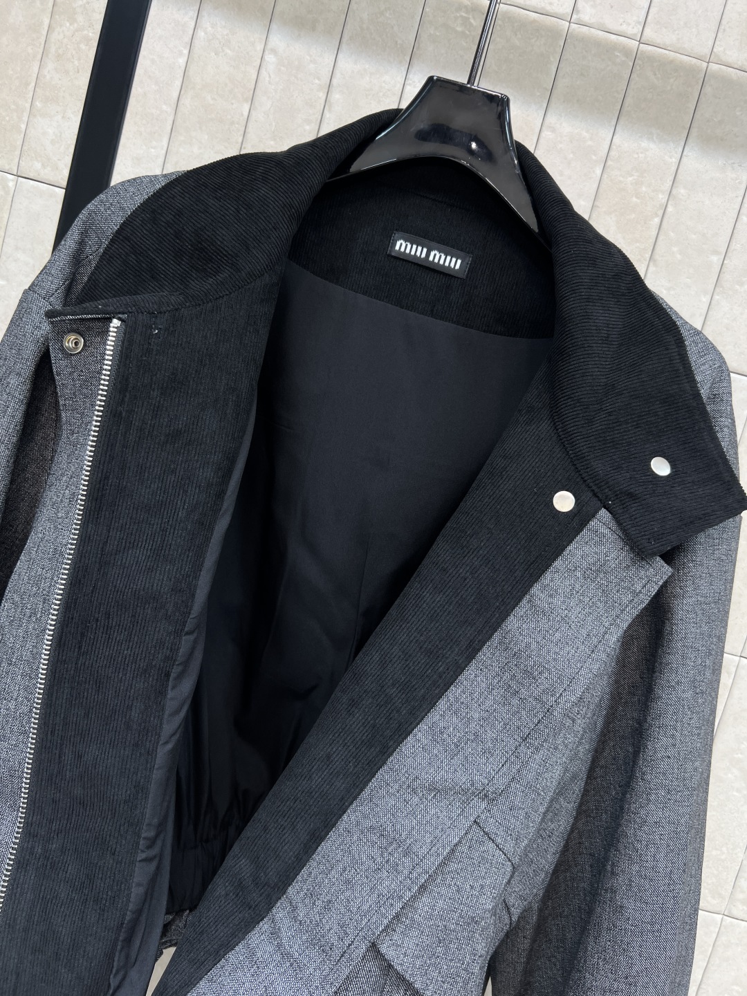 MIu家 25秋冬新款 立领短款夹克 下摆褶皱设计感满满，时尚度UP！左胸有品牌刺绣 细节精致 辦识度高