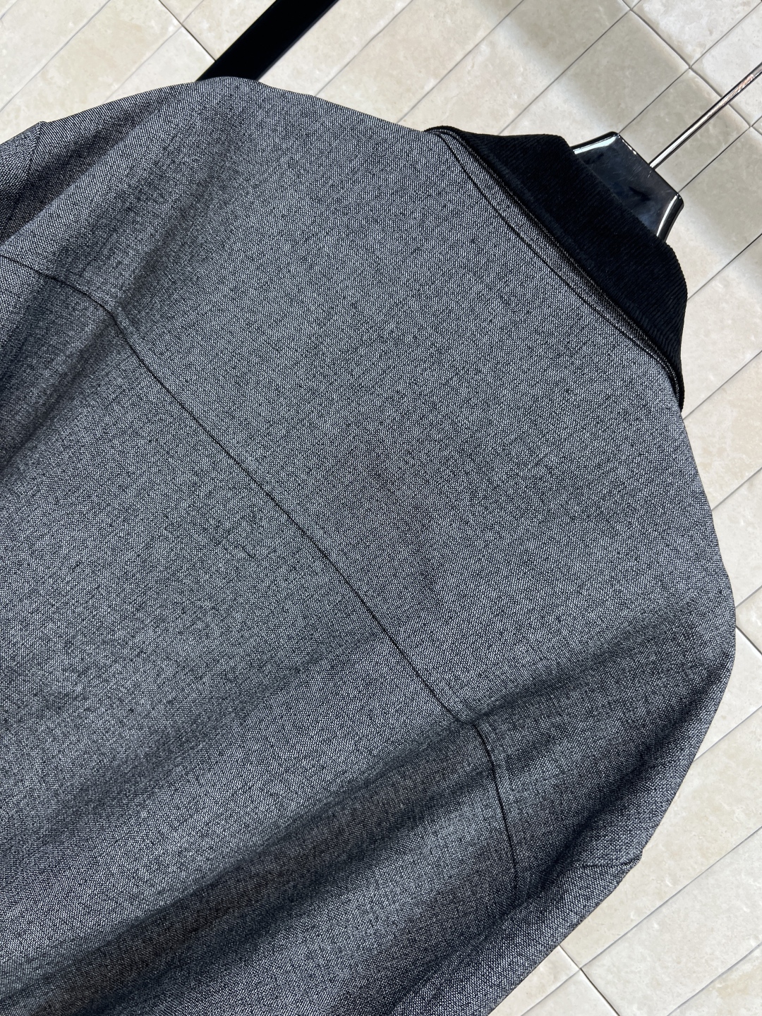 MIu家 25秋冬新款 立领短款夹克 下摆褶皱设计感满满，时尚度UP！左胸有品牌刺绣 细节精致 辦识度高