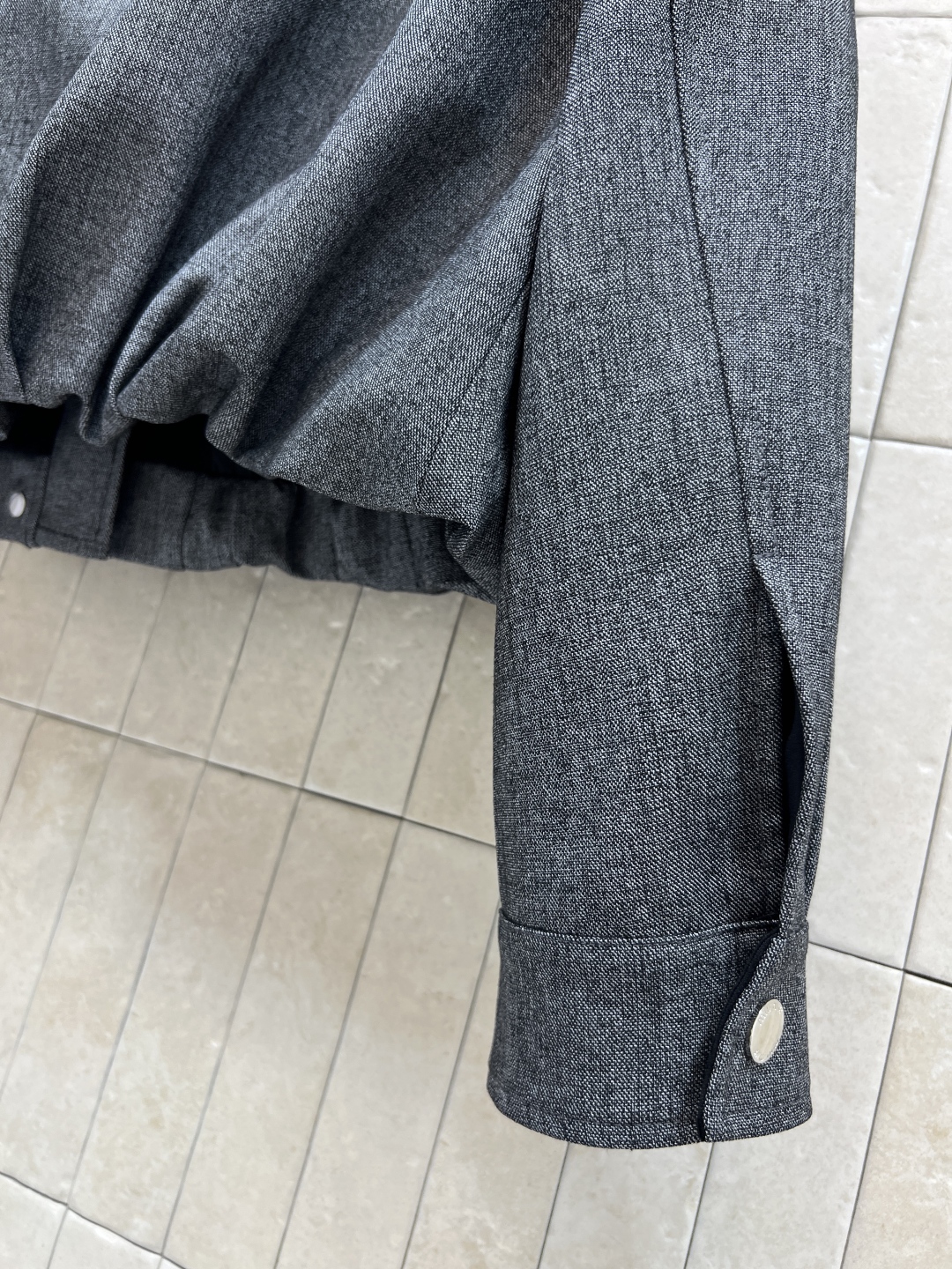 MIu家 25秋冬新款 立领短款夹克 下摆褶皱设计感满满，时尚度UP！左胸有品牌刺绣 细节精致 辦识度高