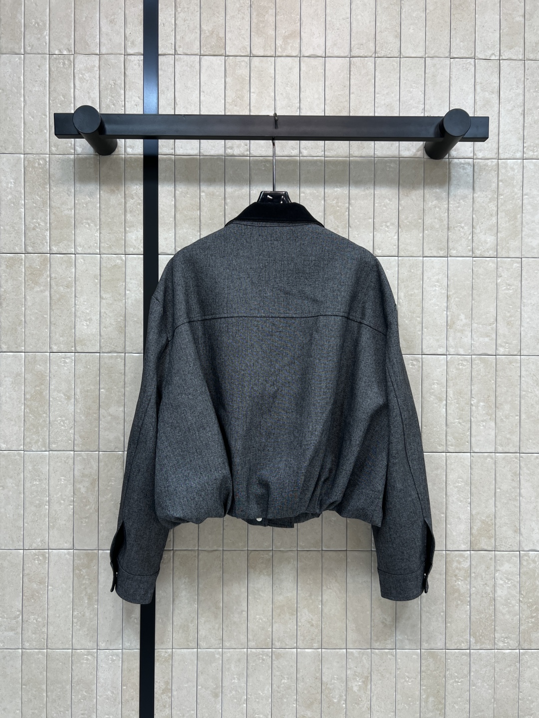 MIu家 25秋冬新款 立领短款夹克 下摆褶皱设计感满满，时尚度UP！左胸有品牌刺绣 细节精致 辦识度高