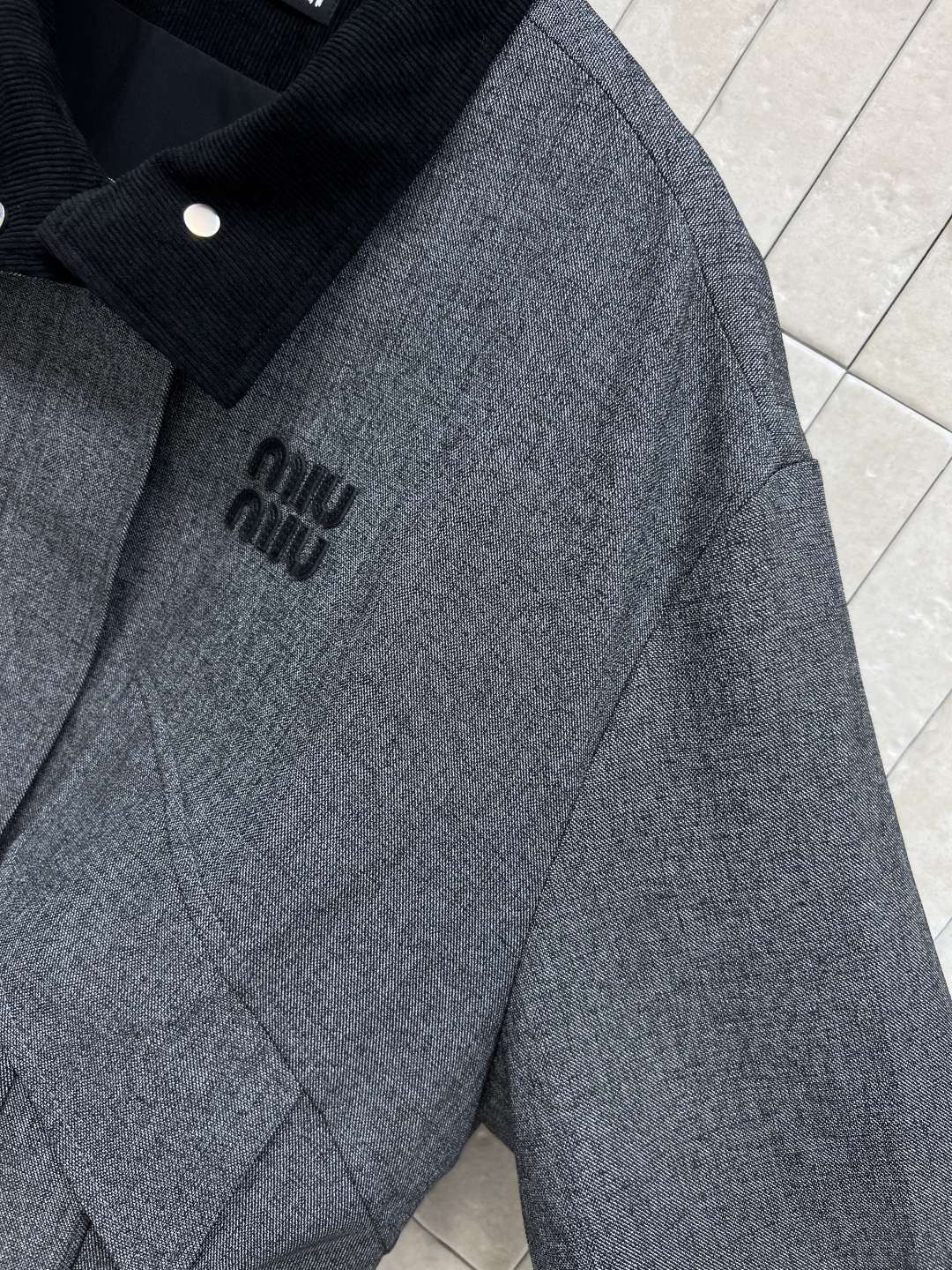 MIu家 25秋冬新款 立领短款夹克 下摆褶皱设计感满满，时尚度UP！左胸有品牌刺绣 细节精致 辦识度高