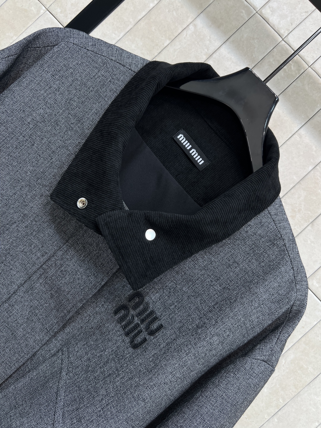 MIu家 25秋冬新款 立领短款夹克 下摆褶皱设计感满满，时尚度UP！左胸有品牌刺绣 细节精致 辦识度高